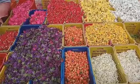 ஆயுத பூஜை: பூக்களின் விலை உயர்வு