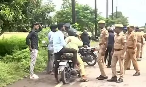 போராட்டத்திற்கு செல்லும் சாம்சங் ஊழியர்களை பாதி வழியிலேயே நிறுத்தி கைது செய்யும் போலீசார்