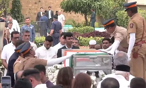 தேசிய கொடி போர்த்தி பொதுமக்கள் இறுதி அஞ்சலிக்காக வைக்கப்பட்ட தொழில் அதிபர் ரத்தன் டாடா உடல்