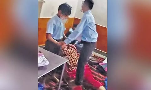 வகுப்பறையில் ஆசிரியைக்கு 'மசாஜ்' செய்த மாணவன்