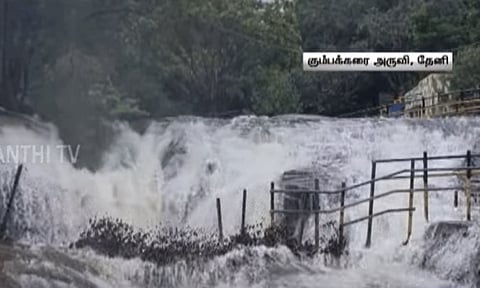 கனமழையால் கும்பக்கரை அருவியில் வெள்ளப்பெருக்கு - சுற்றுலா பயணிகளுக்கு தடை