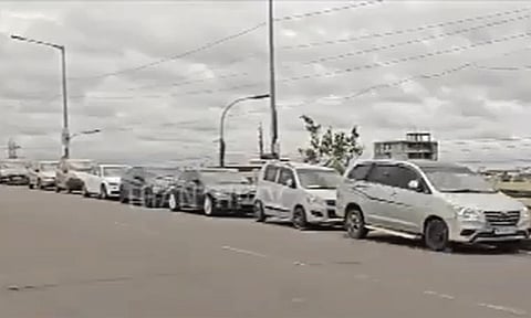 கனமழை எச்சரிக்கை: `உஷாரான மக்கள்..' - சென்னை வேளச்சேரி மேம்பாலத்தில் வரிசை கட்டும் கார்கள்