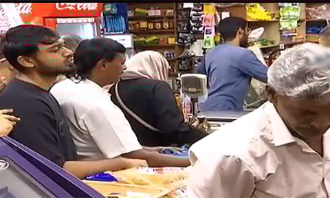 கனமழை எச்சரிக்கை: சூப்பர் மார்க்கெட், மளிகை கடைகளில் குவியும் மக்கள்