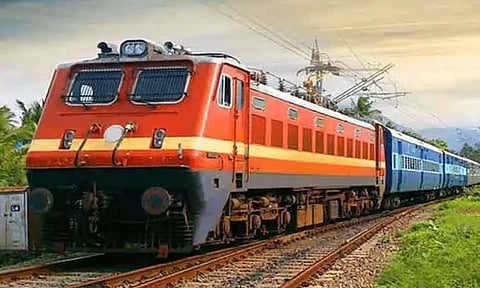 கனமழை எதிரொலி: 4 விரைவு ரெயில்கள் ரத்து