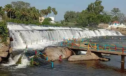கொடிவேரி அணையில் சுற்றுலா பயணிகள் குளிக்க தடை