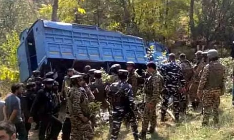 ஜம்மு காஷ்மீர்: பள்ளத்தாக்கில் வாகனம் விழுந்த விபத்தில் 12 சி.ஆர்.பி.எப். வீரர்கள் காயம்