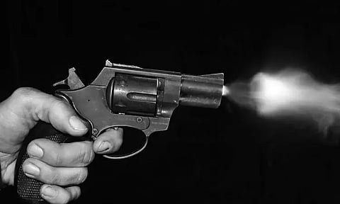 அவளுக்கு எப்படி பீட்சா கொடுக்கலாம்..? துப்பாக்கி சூட்டில் முடிந்த குடும்ப சண்டை