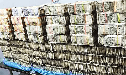 கர்நாடகாவில் சரக்கு வேனில் கடத்திய ரூ.2.73 கோடி சிக்கியதால் பரபரப்பு