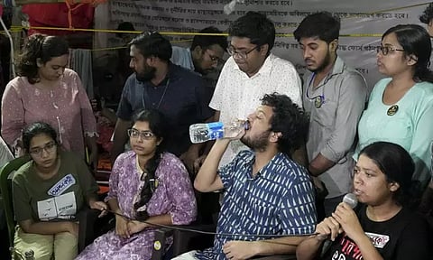 மேற்கு வங்காளம்: உண்ணாவிரத போராட்டத்தை கைவிட்ட பயிற்சி டாக்டர்கள்