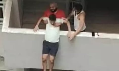 14வது மாடியில் இருந்து கிழே குதித்து தற்கொலைக்கு முயன்ற இளைஞர் - காப்பாற்றிய குடியிருப்புவாசிகள்