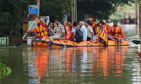 கொட்டித்தீர்த்த கனமழை: பெங்களூருவில் குடியிருப்புகளை சூழ்ந்த மழைநீர்