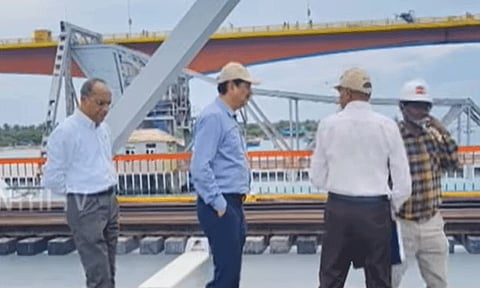 புதிய பாம்பன் பாலத்தில் தென்னக ரயில்வே பொது மேலாளர் ஆய்வு