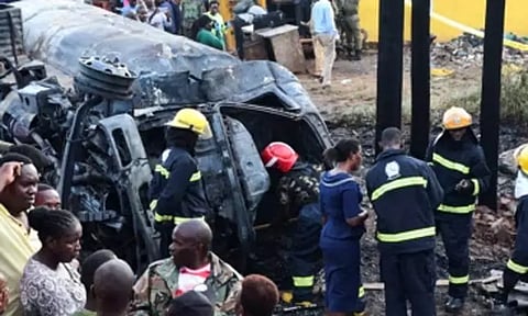 பெட்ரோல் ஏற்றி சென்ற லாரி வெடித்து விபத்து - 11 பேர் பலி