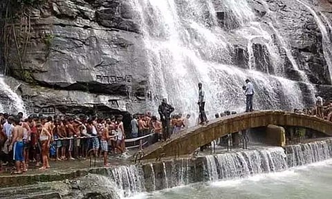குற்றால அருவிகளில் சுற்றுலா பயணிகள் குளிக்க அனுமதி