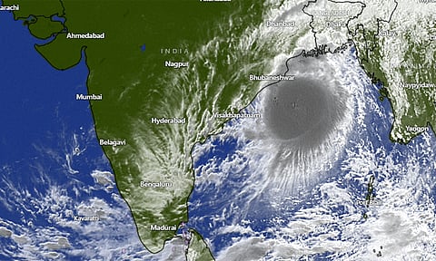 கரையை நெருங்கும் 'டானா' புயல்: முன்னெச்சரிக்கை நடவடிக்கைகள் தீவிரம்