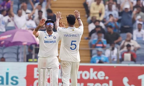 2-வது டெஸ்ட்: முதல் இன்னிங்சில் நியூசிலாந்து அணியின் 10 விக்கெட்டுகளையும் வீழ்த்திய தமிழக வீரர்கள்