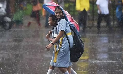 கனமழை எதிரொலி.. தேனி மாவட்டத்தில் நாளை பள்ளிகளுக்கு விடுமுறை
