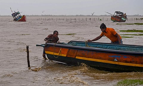 டானா புயல்: மேற்கு வங்காளத்தில் பலி எண்ணிக்கை 4 ஆக உயர்வு