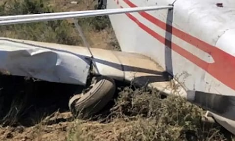 விவசாய நிலத்தில் தரையிறங்கியபோது விபத்து.. ஆட்டோ மீது விமானம் மோதி 4 பேர் பலி