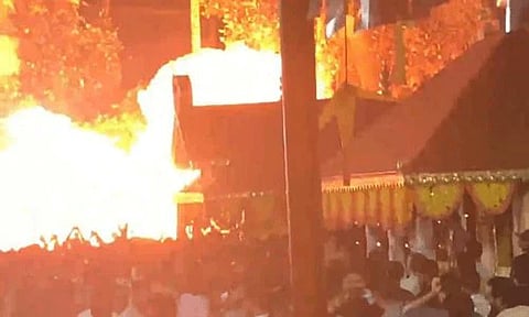 கேரளா கோவிலில் பயங்கர தீ விபத்து: நிர்வாக கமிட்டியினர் மீது வழக்குப்பதிவு