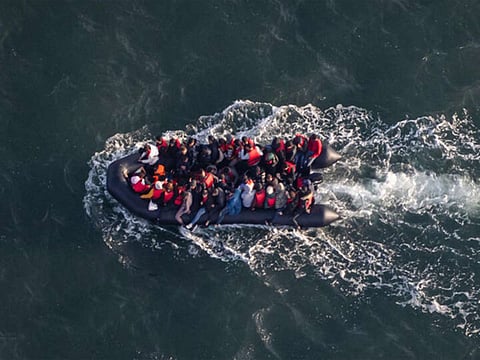 அகதிகளை ஏற்றிச் சென்ற படகு கடலில் கவிழ்ந்து விபத்து - 12 பேர் பலி