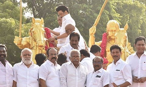 மதுரை: மருதுபாண்டியர்கள் சிலைக்கு முதல்-அமைச்சர் மு.க.ஸ்டாலின் மரியாதை