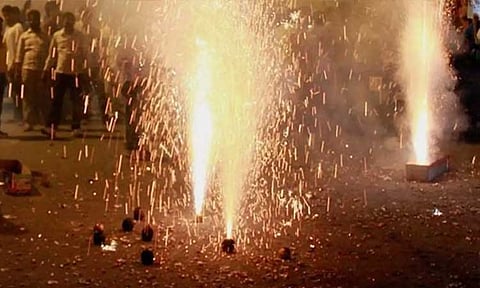 தடையை மீறி பட்டாசு வெடித்தால் வழக்கு... போலீசார் எச்சரிக்கை