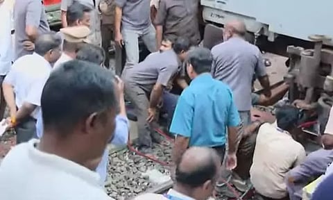 மதுரையில் ரெயில் தடம் புரண்டு விபத்து