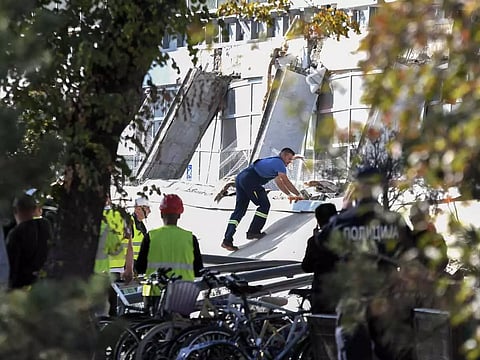 ரெயில் நிலையத்தின் மேற்கூரை இடிந்து விழுந்து விபத்து - 8 பேர் பலி