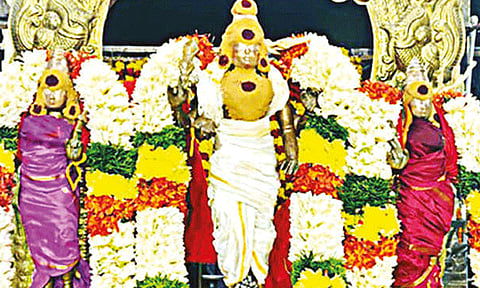 கந்த சஷ்டி திருவிழா 2ம் நாள் யாகசாலை பூஜை - திருச்செந்தூரில் குவியும் பக்தர்கள்