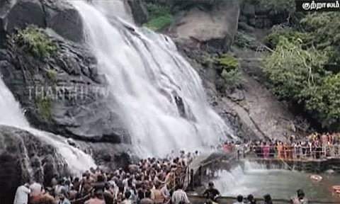 குற்றாலத்தில் அனைத்து அருவிகளிலும் குளிக்க அனுமதி - சுற்றுலா பயணிகள் உற்சாகம்