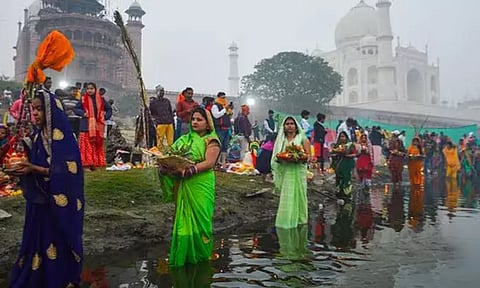 சூரியனை போற்றி வணங்கும் சாத் பூஜை