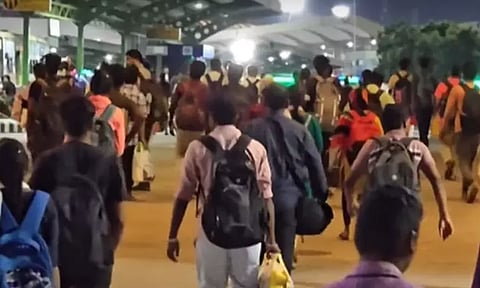 கிளாம்பாக்கம் பஸ் நிலையத்தில் அலைமோதும் பயணிகள் கூட்டம்