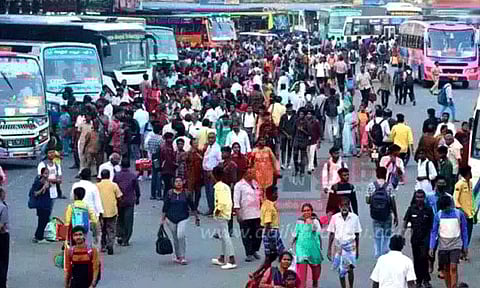 ஒரே நேரத்தில் சென்னை நோக்கி படையெடுத்த மக்கள்: நிரம்பி வழியும் கிளாம்பாக்கம் பஸ் நிலையம்