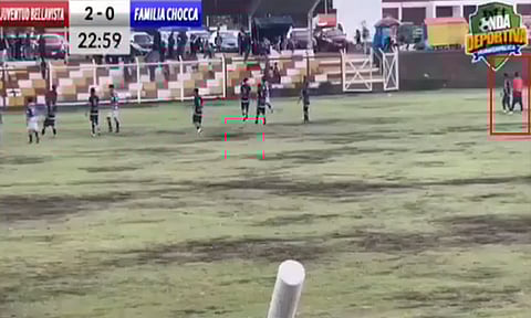 கால்பந்து மைதானத்தில் மின்னல் தாக்கி வீரர் பலி; வைரலான அதிர்ச்சி வீடியோ