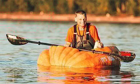 500 கிலோ பூசணிக்காய்... படகாக பயன்படுத்தி 70 கி.மீ. பயணித்து கின்னஸ் உலக சாதனை படைத்த அமெரிக்கர்