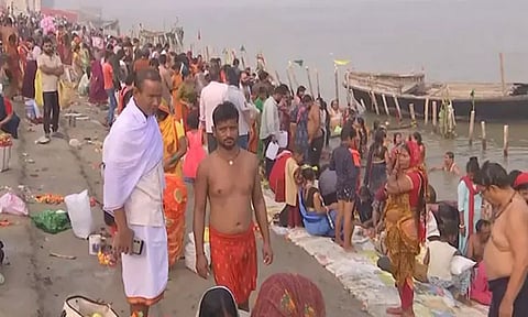 சாத் பூஜை முதல் நாள்.. புனித நதிகளில் நீராட குவிந்த பக்தர்கள்