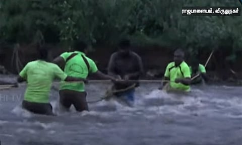 ராஜபாளையம் அருகே ஆற்றில் திடீர் வெள்ளப்பெருக்கு - சிக்கியவர்களை பத்திரமாக மீட்ட தீயணைப்புத்துறை