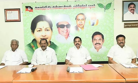 எடப்பாடி பழனிசாமி தலைமையில் அதிமுக ஆலோசனை கூட்டம் தொடங்கியது