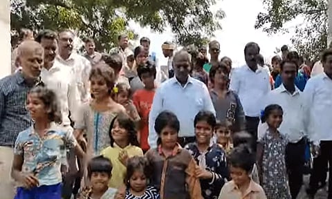 படிப்பை பாதியில் நிறுத்திய 51 மாணவர்களை மீண்டும் பள்ளியில் சேர்த்த திருவண்ணாமலை கலெக்டர்