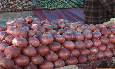 சென்னையில் வெங்காய விலை உயர்வு; கிலோ ரூ.130-க்கு விற்பனை