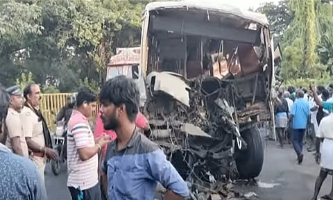 சென்னை-திருச்சி தேசிய நெடுஞ்சாலையில் லாரி மீது அரசு பேருந்து மோதி விபத்து; டிரைவர், கண்டக்டர் படுகாயம்