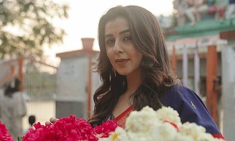 'மாடுகள் கடவுள் போன்றவை; தயவுசெய்து சாலையில் விடாதீர்கள்' - நடிகை நிக்கி கல்ராணி வேண்டுகோள்