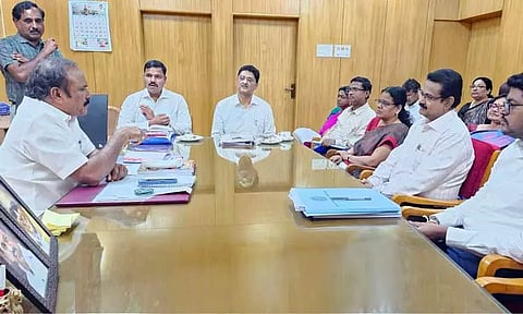 வீட்டு வசதித் திட்டத்தில் அதிக பயனாளிகளை சேர்க்க அமைச்சர் கணேசன் உத்தரவு