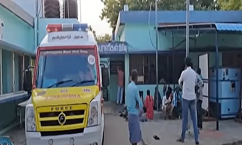 பள்ளிக்கூடம் வந்தபோது வயிற்று வலி: 11-ம் வகுப்பு மாணவி குழந்தை பெற்றெடுத்ததால் அதிர்ச்சி