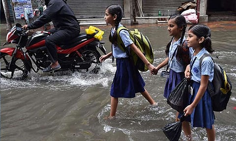 தொடர் மழை - சென்னையில் பள்ளிகளுக்கு விடுமுறை