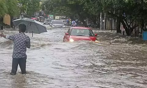 கனமழை எச்சரிக்கை - முன்னெச்சரிக்கை நடவடிக்கைகளை தீவிரப்படுத்த மாவட்ட கலெக்டர்களுக்கு அறிவுறுத்தல்