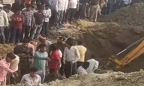 உத்தரபிரதேசம்: திடீரென ஏற்பட்ட மண் சரிவில் சிக்கி 4 பெண்கள் பரிதாப பலி