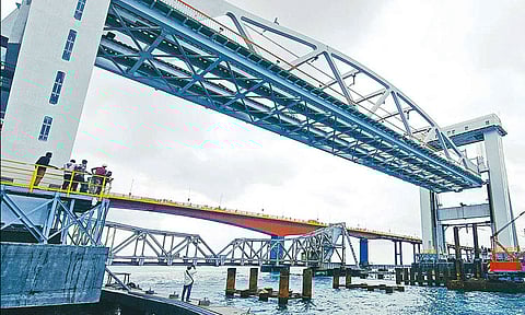 பாம்பன் புதிய பாலத்தில் இன்றும், நாளையும் பாதுகாப்பு கமிஷனர் ஆய்வு