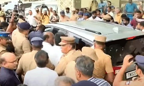 துணை முதல்-அமைச்சர் கார் முன் டாக்டர்கள் போராட்டம் நடத்தியதால் பரபரப்பு